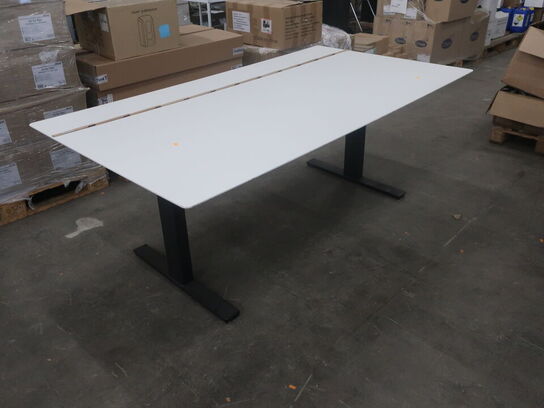 Kontorbord hvid plade m. sort stel 110x200 cm