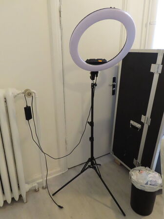 El-behandlerbriks med skammel og lampe