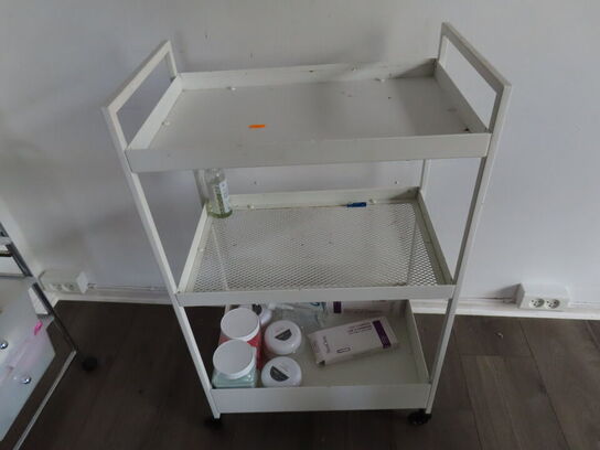 Behandlerbord, stol, skammel og vogne med indhold