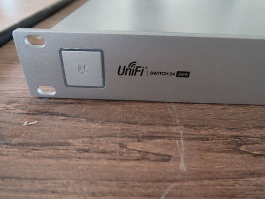 24 ports switch UBIQUITI UniFi