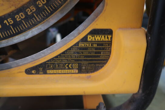 Bordsav, Dewalt DW745-qs