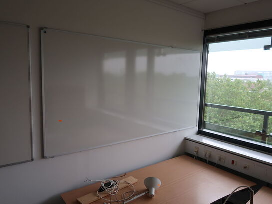 Hæve sænkeborde (2 stk.), whiteboards (2 stk.)