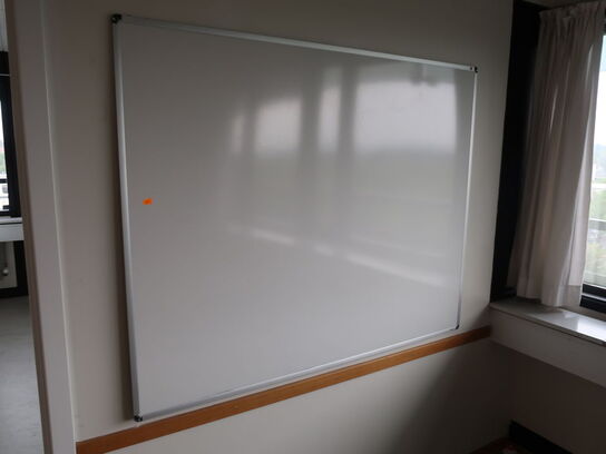 Skrivebordslamper (6 stk.), whiteboard (2 stk.), ur