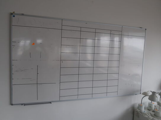 Skrivebordslamper (6 stk.), whiteboard (2 stk.), ur