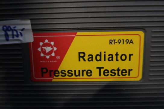 Reol med indhold, radiator tryk tester, rundsav m.m.