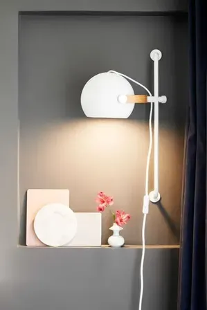 Halo design d.c væglampe long opalic med hvid eg(ubrugt)