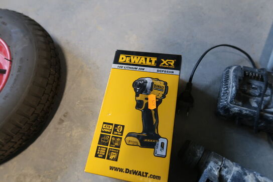 2 stk. akku håndværktøj DEWALT DCH133 med batteri og lader