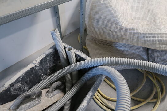 Spand med slanger samt kabeltromler