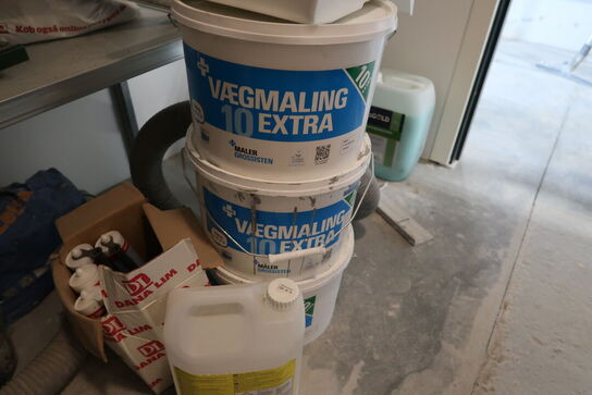 Lagerreol med indhold