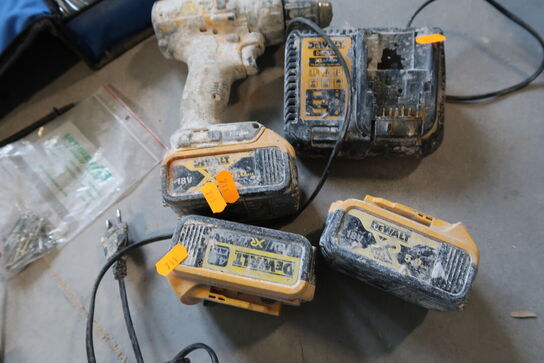 Akku håndværktøj DEWALT med 3 stk. batterier og lader