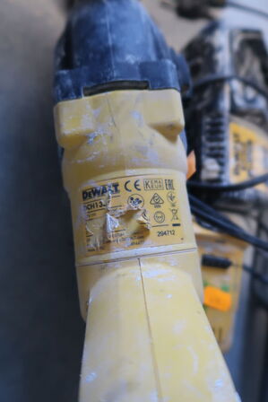2 stk. akku håndværktøj DEWALT DCH133 med batteri og lader