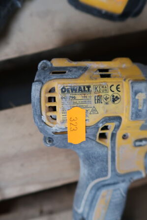 2 stk. akku håndværktøj DEWALT med 3 stk. batterier og lader