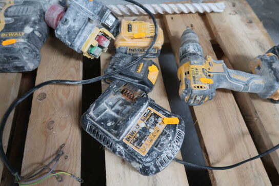 2 stk. akku håndværktøj DEWALT med 3 stk. batterier og lader