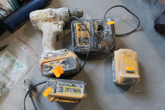 Akku håndværktøj DEWALT med 3 stk. batterier og lader