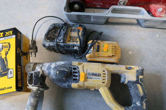 2 stk. akku håndværktøj DEWALT DCH133 med batteri og lader