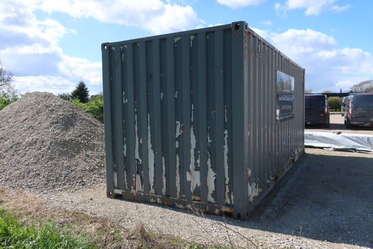 20' fods container med indhold (se beskrivelse)