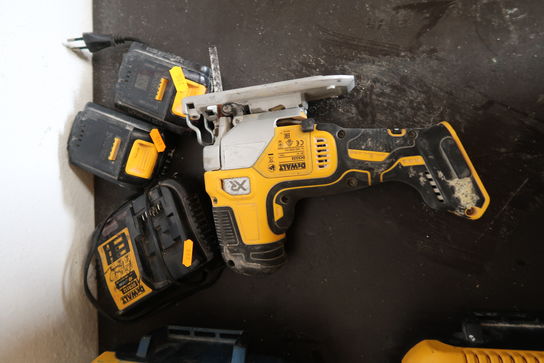 Akku-værktøj stiksav DEWALT DCS335 med oplader samt 2 stk. batteri