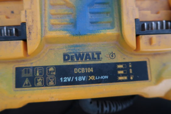 Oplader DEWALT DCB104