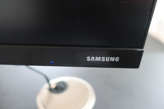 Skærm SAMSUNG samt tastatur og mus