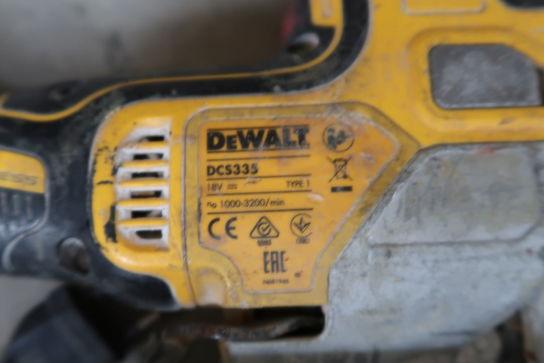 Akku-værktøj stiksav DEWALT DCS335 samt skumpistol