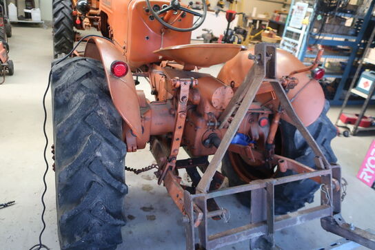 Traktor ALLIS-CHALMERS F-272