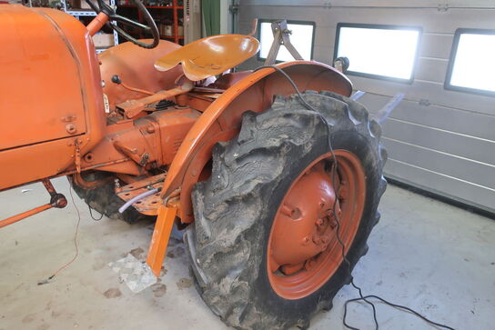 Traktor ALLIS-CHALMERS F-272