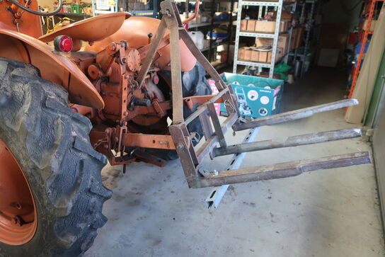 Traktor ALLIS-CHALMERS F-272