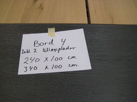 Spisebord inklusiv 2 tillægsplader. Hvidolieret egefiner