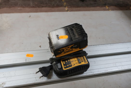 Kap-/geringssav DEWALT DCS365 med arbejdsbord