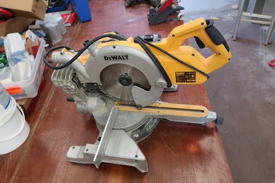 Kap-/geringssav DEWALT DWS778 -QS