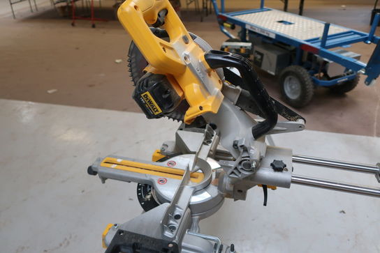 Kap-/geringssav DEWALT DCS365 med arbejdsbord