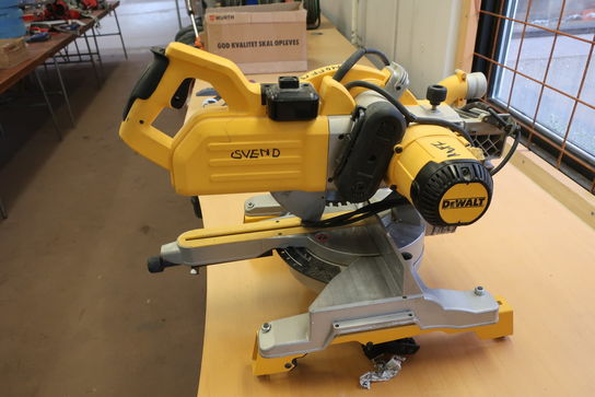 Kap-/geringssav DEWALT DWS778 -QS