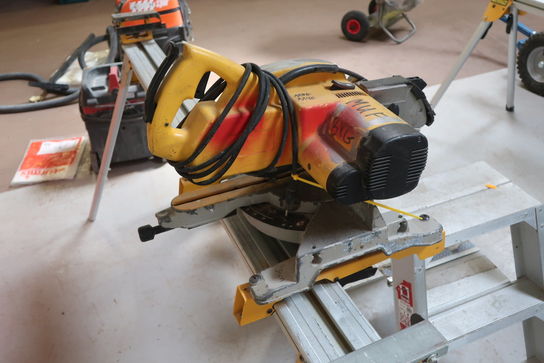 Kap-/geringssav DEWALT DW707 med arbejdsbord