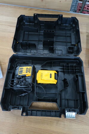 Batterilader samt batteri DEWALT