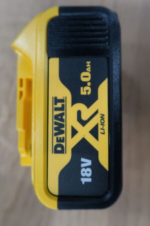 Batterilader samt batteri DEWALT