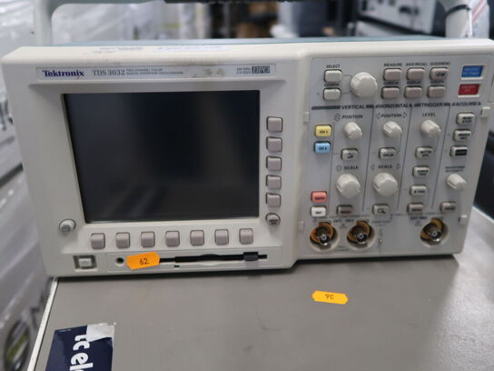 Two Channel Color Digital Phosphor Oscilloscope TEKTRONIX TDS 3032