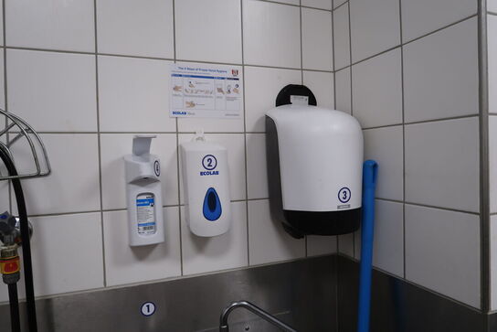 Vaskestation, papirdispenser, sæbedispenser m.m.