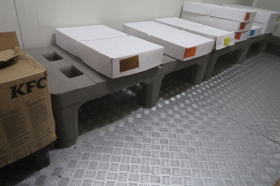 4 stk. plastikpaller uden indhold