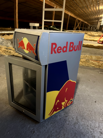 Redbull køleskab