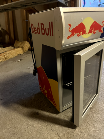 Redbull køleskab