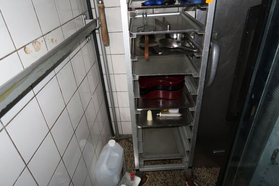 Stikvogn med badeplader og div. Køkkenservice