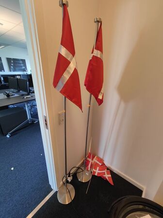 2 stk. Dannebrog flag på rustfri stativ