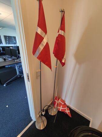 2 stk. Dannebrog flag på rustfri stativ