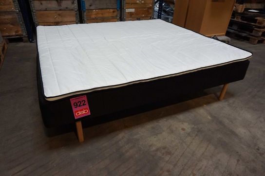 Huma Premium Boxmadrasseng 180x200 cm med træben og topmadras