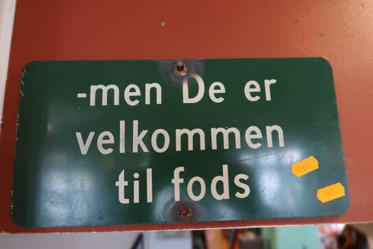 Skilt "Men de er velkommen til fods"