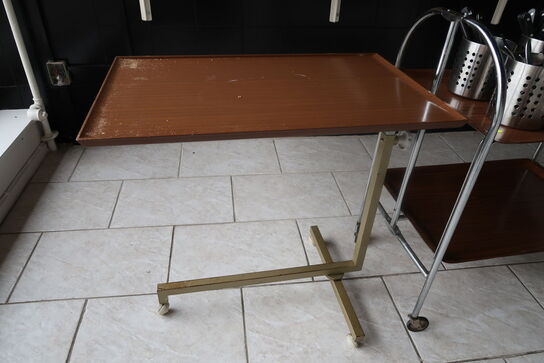 2 pcs. Tray tables with contents