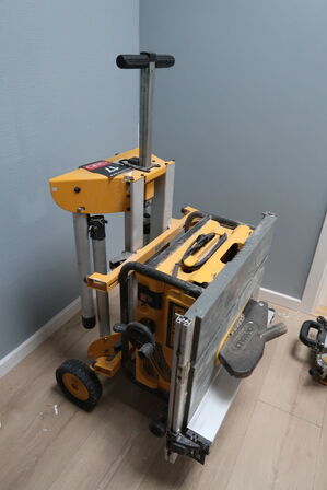 Dewalt Dw745-qs Bordsav + De7400 Arbejdsstation med hjul