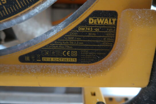 Dewalt Dw745-qs Bordsav + De7400 Arbejdsstation med hjul