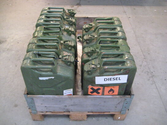 9 stk jerry cans