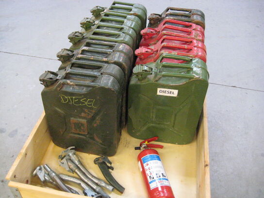 9 stk jerry cans